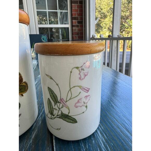PORTMEIRION, 3 Ceramic Floral Canisters, Wooden Lids. - Picture 4 of 12